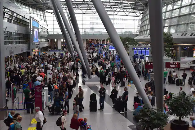 Düsseldorf, Ferienbeginn 2022: Schlangen wohin und so lange das Auge reicht / Bild-/Quelle: focus online