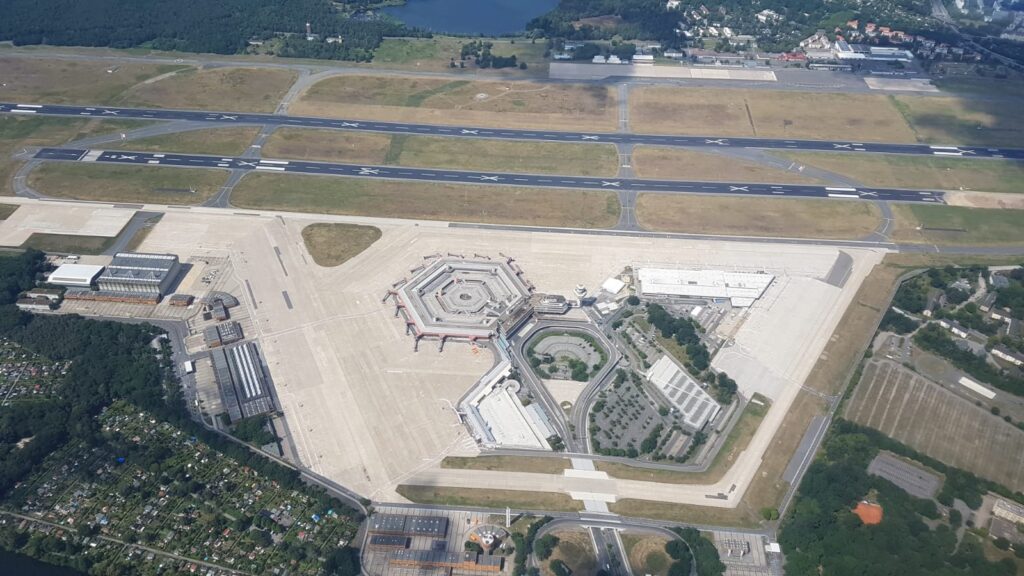 Stückwerk, Passagierchaos und lange Schlangen - aber es hat über Jahrzehnte funktioniert / Bild-/Quelle: ibdnhubzs.de