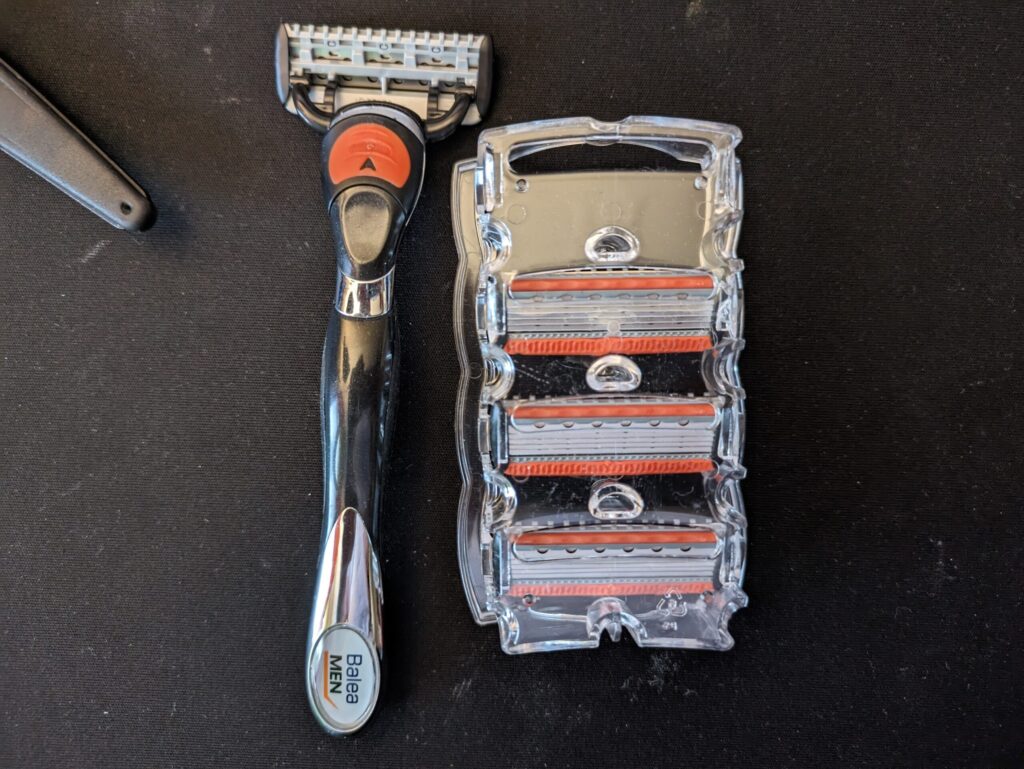 Detailaufnahme Drogeriemarkt-Rasierer. Gute Leistung, leider verstopfen die Klingen schnell - und man kann sich damit wirklich und echt gut schneiden! / Bild-/Quelle: ibdnhubzs.de
