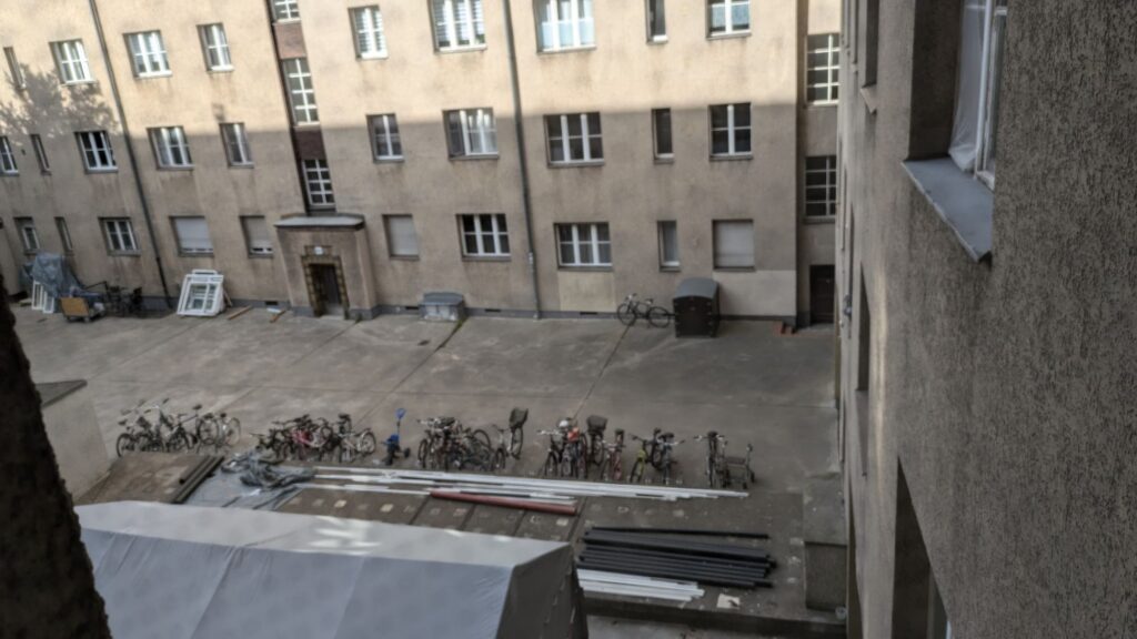 Sieht aus, wie kurz nach dem Krieg, ist aber ein Blick hier in den berliner Hinterhof - warum muss ich hier an einen ENYAQ denken? / Bild-/Quelle: ibdnhubzs.de