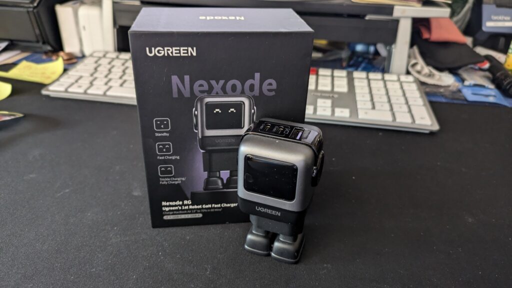 UGREEN Nexode - Ein 65W Lademännchen mit Display und magnetischen Schuhen, die den Stecker stylisch verbergen. 2x USB-C, 1x USB-A, witzig verpackt! / Bild/-Quelle: ibdnhubzs.de